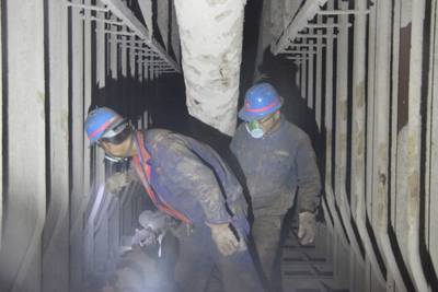致敬鐵人精神，為鐵軍喝彩——能源檢計量中心支援電除塵檢修側(cè)記